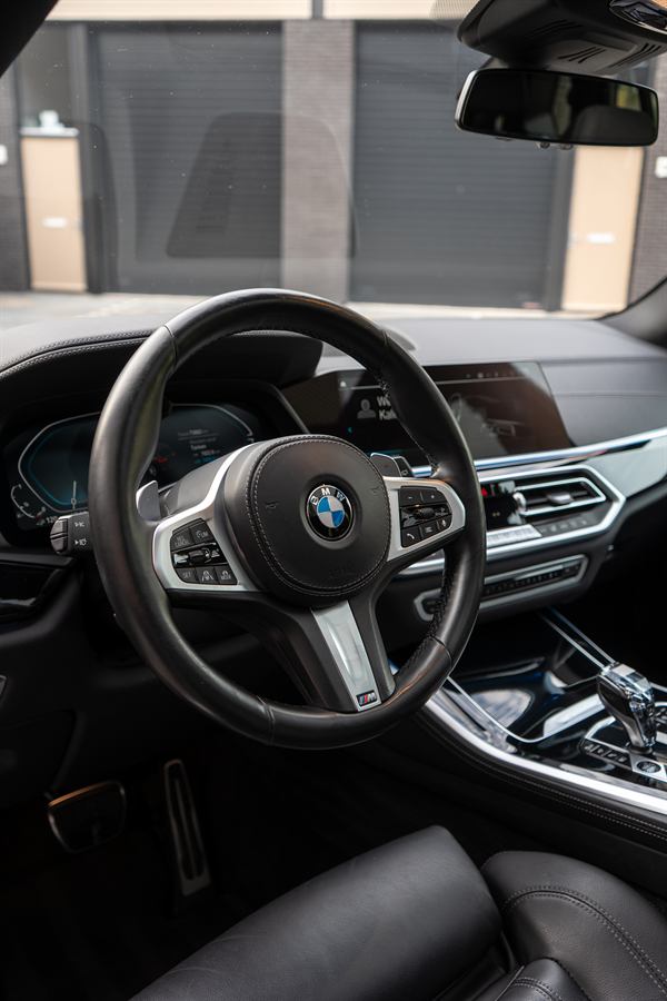 Leren stoelen en stuur in een BMW-interieur