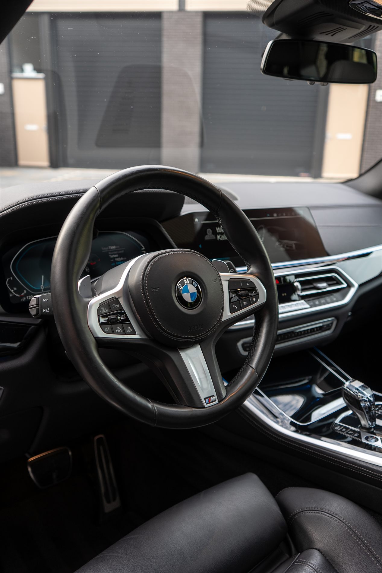 Leren stoelen en stuur in een BMW-interieur