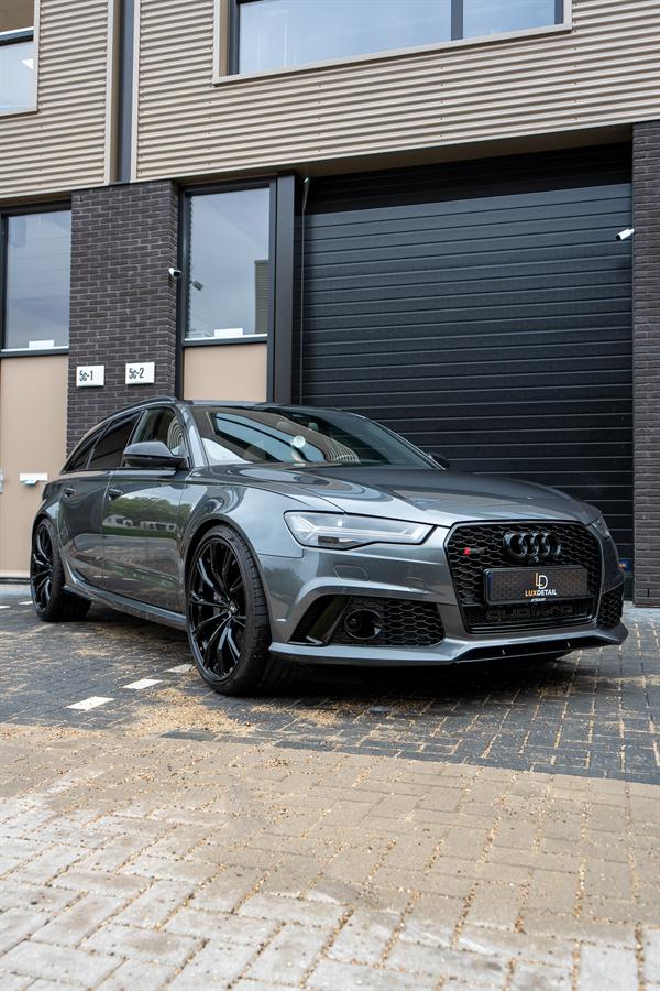 Audi RS6 Avant in grijs, schuin van voren