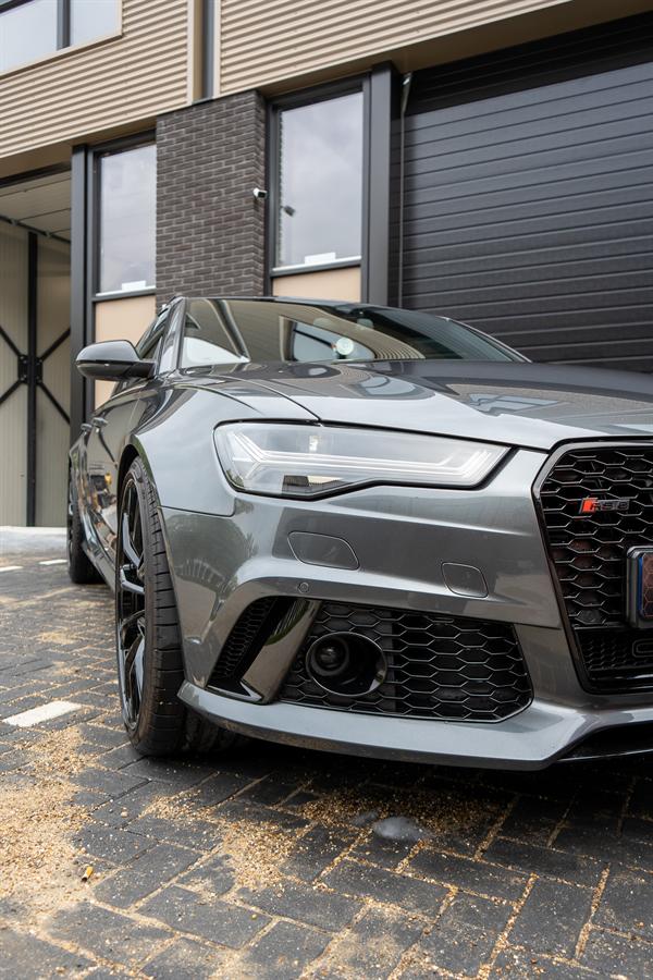 Voorzijde van de Audi RS6 Avant met koplamp en grille