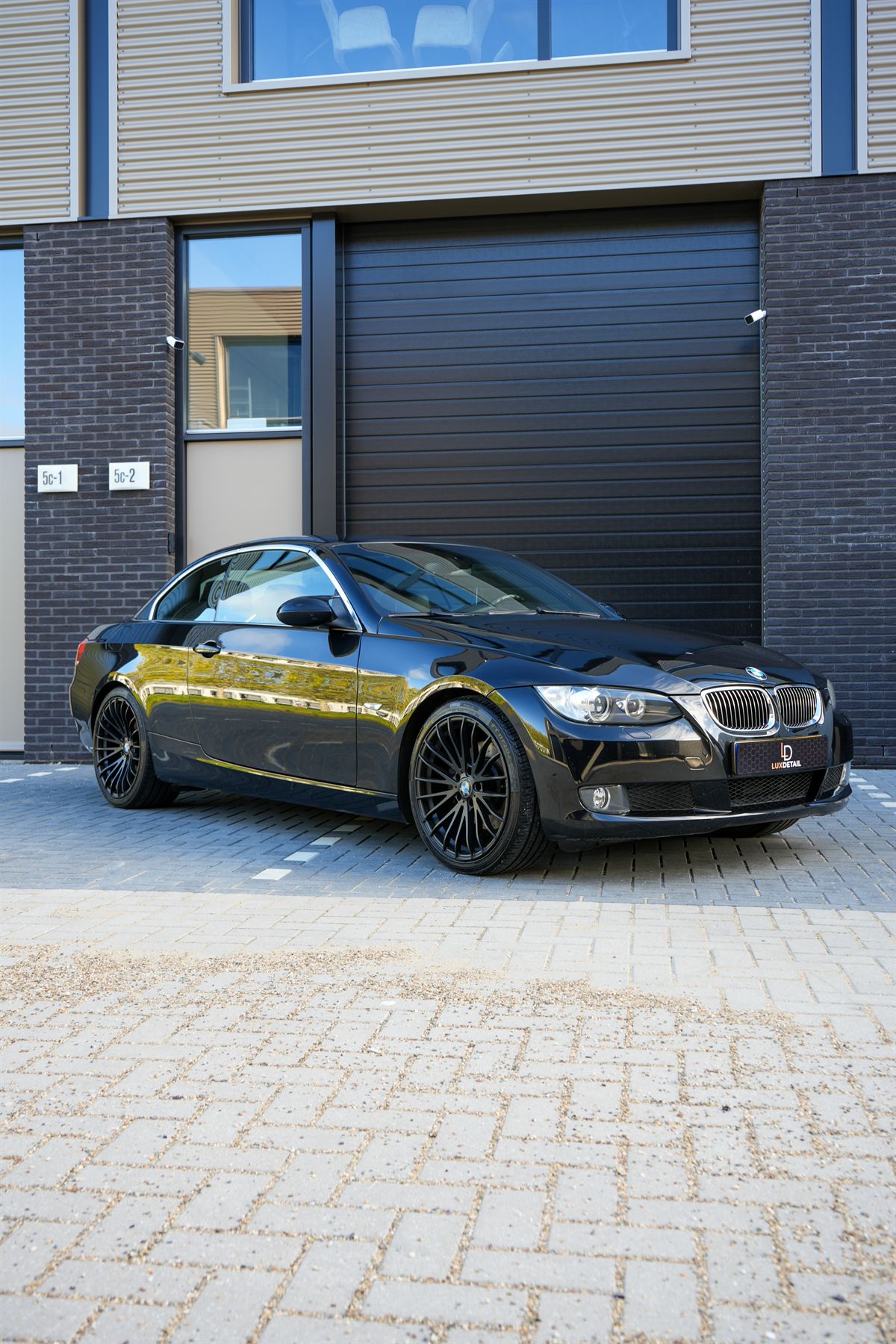 Zwarte BMW 3 Serie Cabrio, schuin van voren