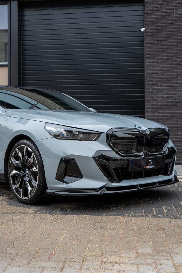 Lichtgrijze BMW 5 Serie Touring, schuin van voren