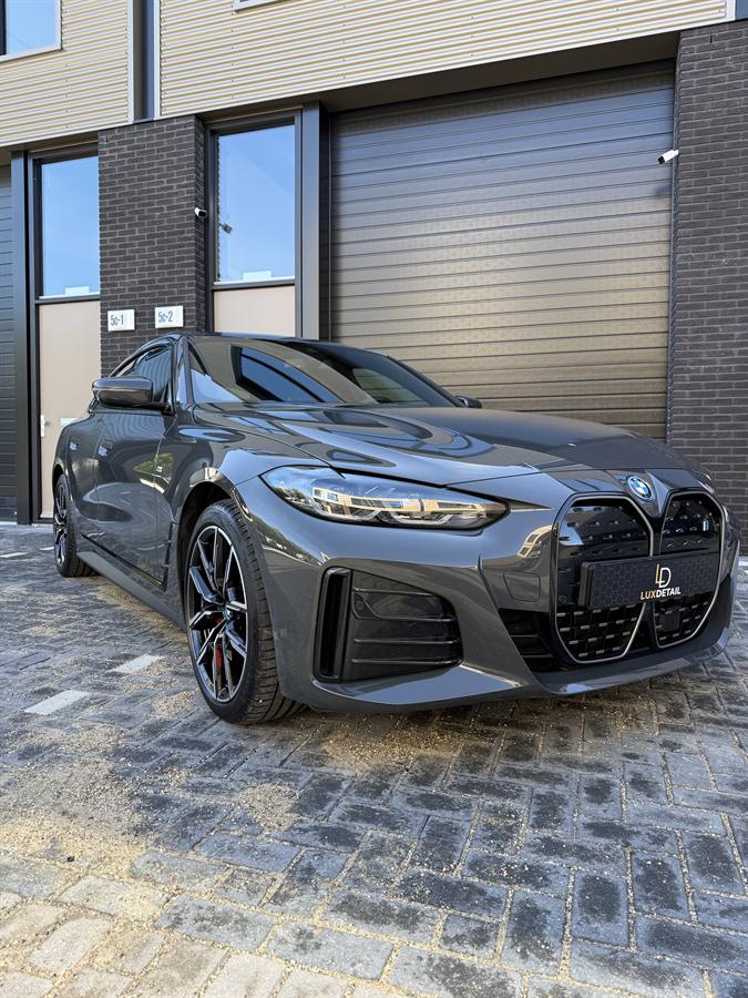 Grijze BMW i4, schuin van voren