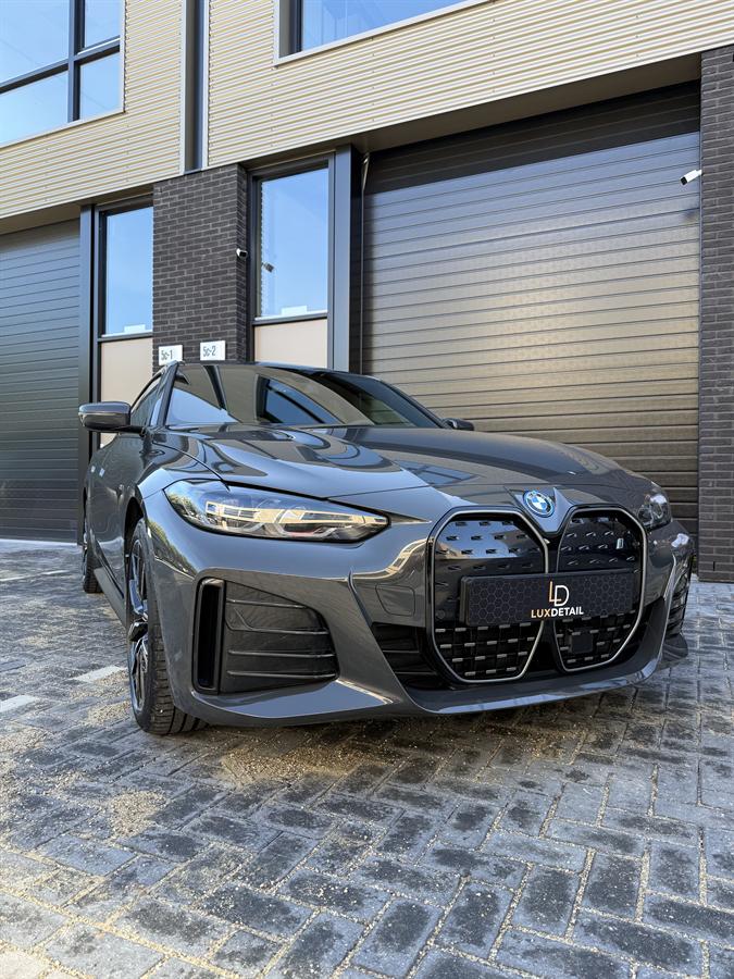 Voorzijde van de BMW i4