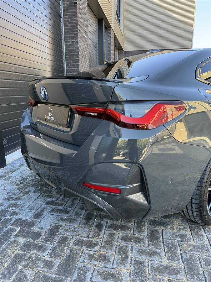 Achterzijde van de BMW i4