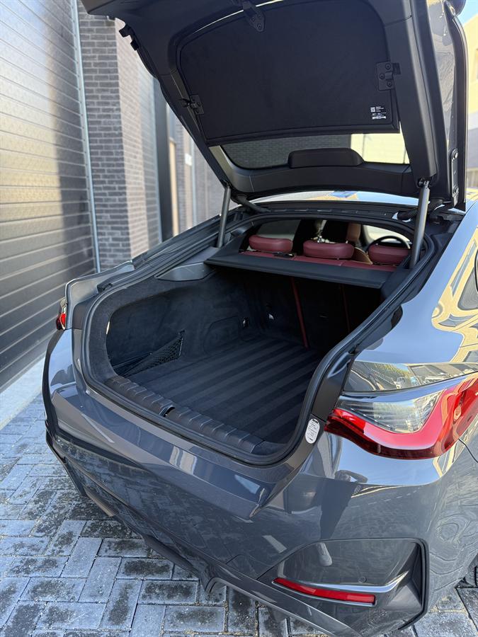 Geopende achterklep van de BMW i4