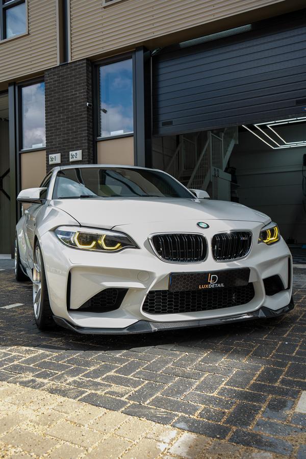 Witte BMW M2, schuin van voren