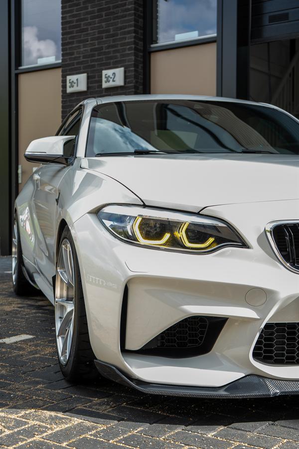 Voorzijde van de BMW M2 met koplamp en splitter