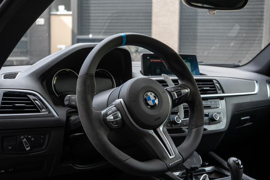 Interieur van de BMW M2 met alcantara stuur