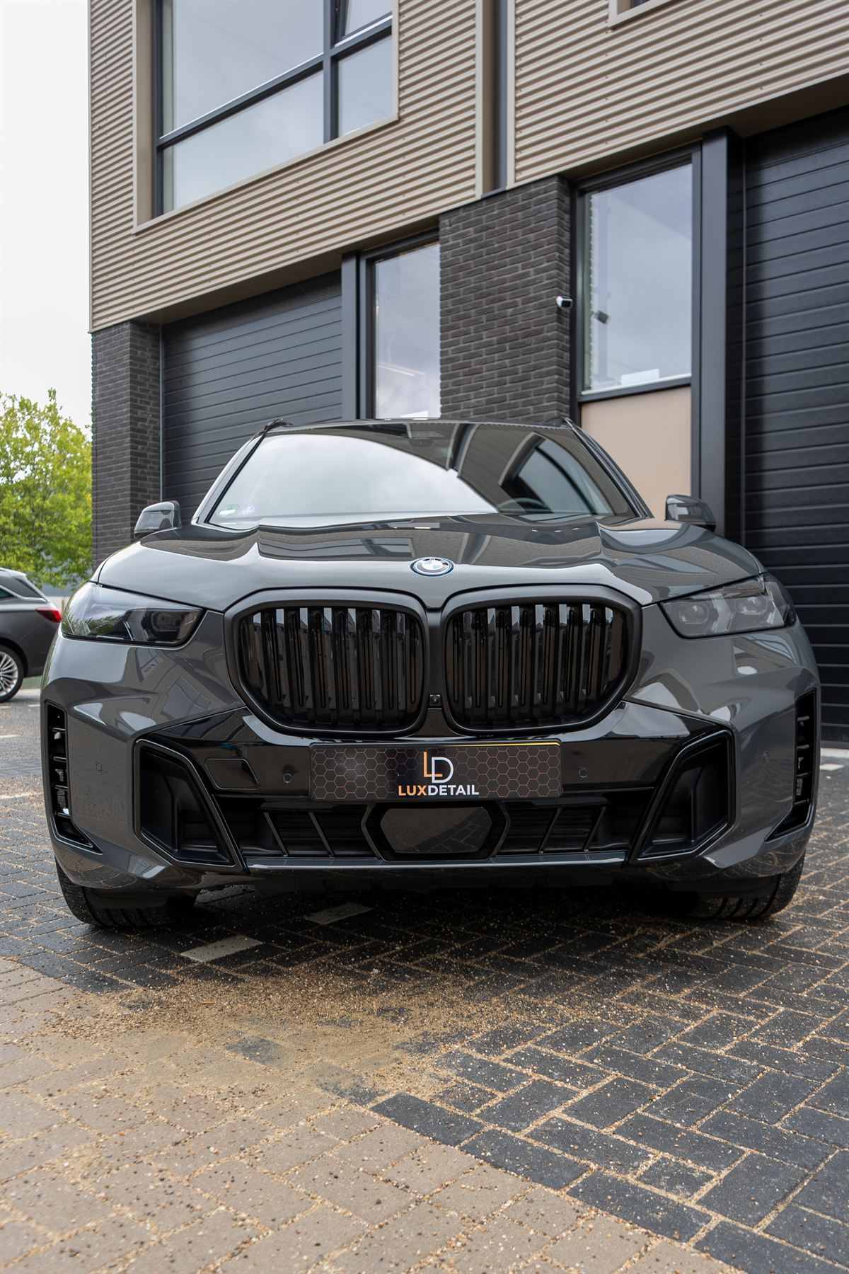 Voorzijde van de BMW X5 voor het atelier
