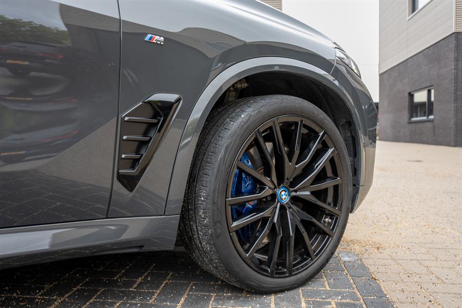 Voorscherm en velg van de BMW X5