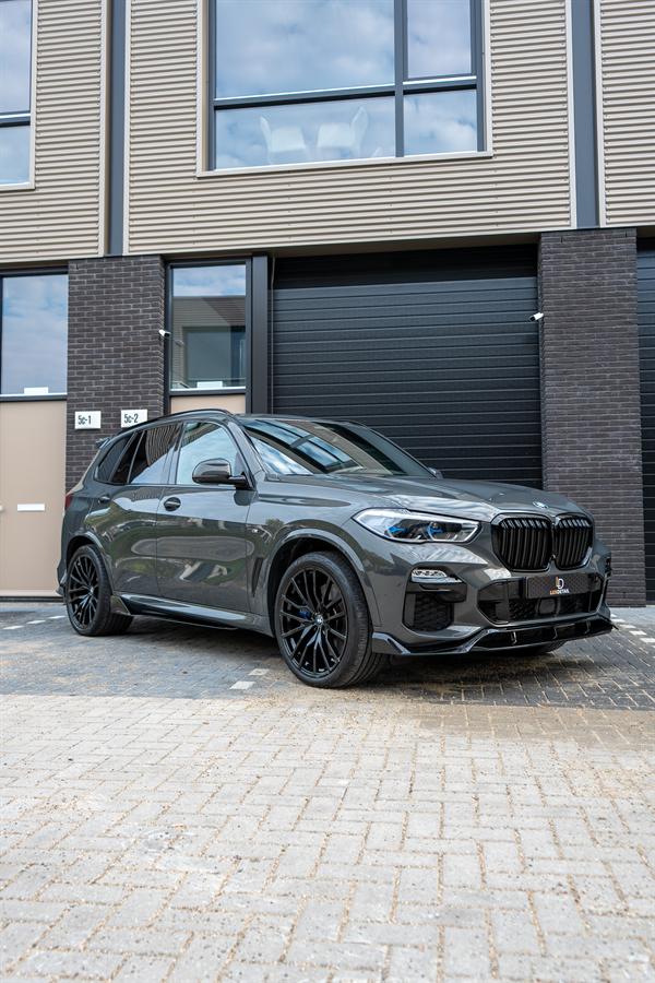 Donkergrijze BMW X5 xDrive45e, schuin van voren
