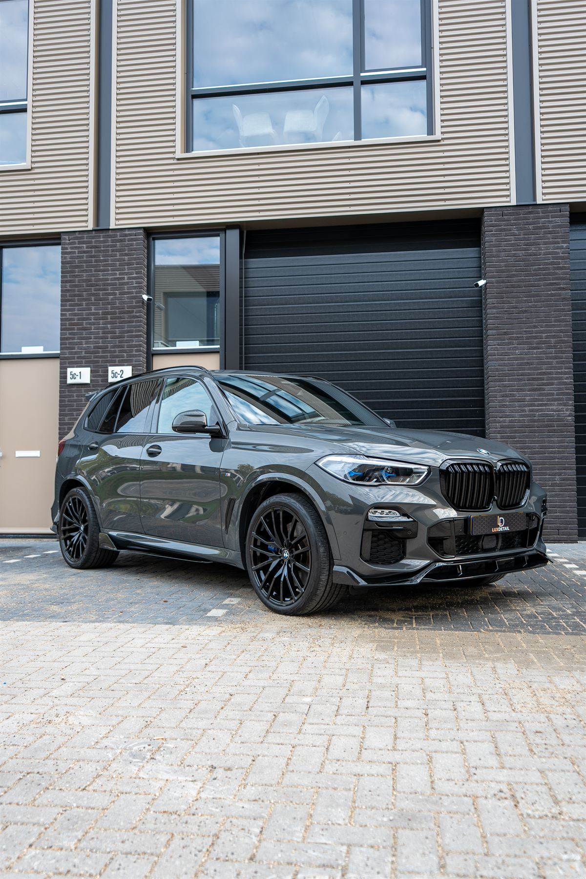 Donkergrijze BMW X5 xDrive45e, schuin van voren
