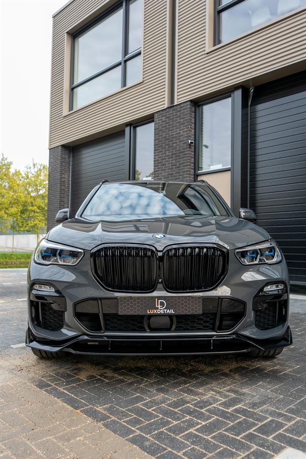 Voorzijde van de BMW X5 xDrive45e
