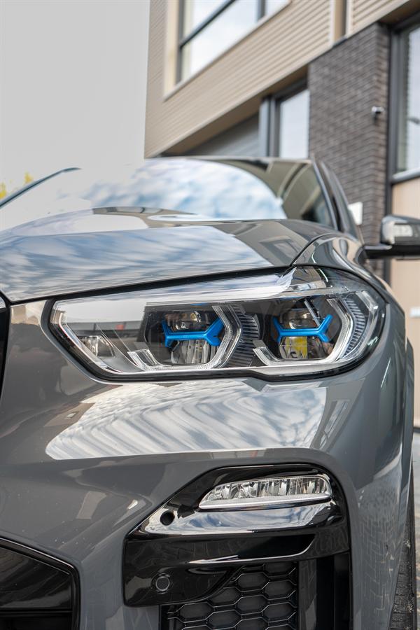 Koplamp van de BMW X5 met blauwe accenten