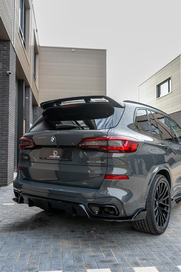 Achterzijde van de BMW X5 met dakspoiler