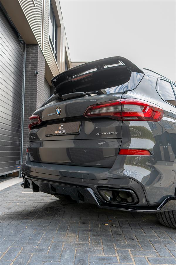 Achterlicht en xDrive45e-embleem