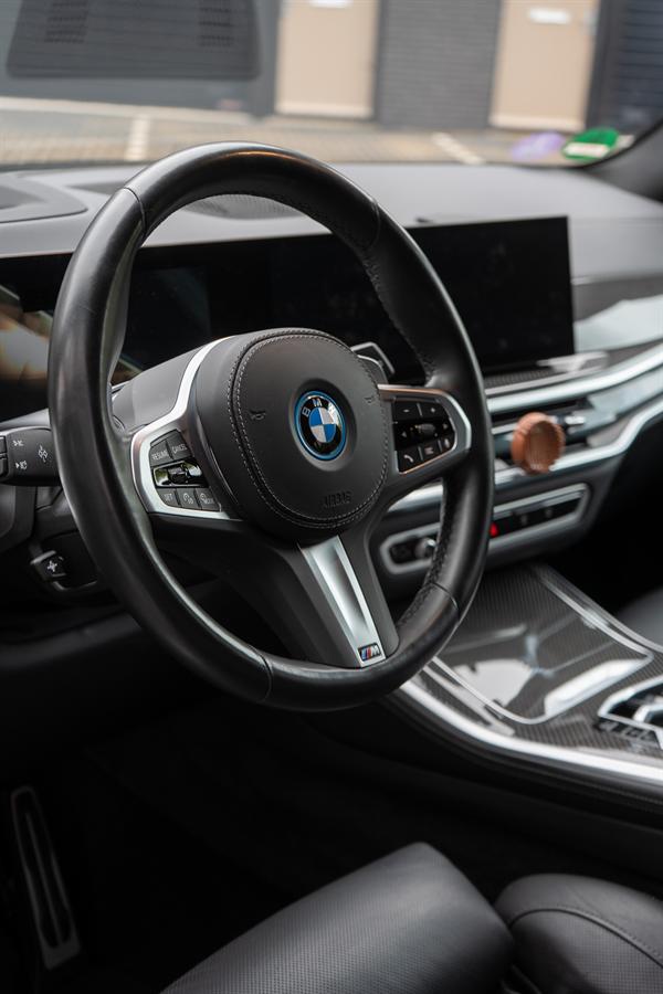 Interieur van de BMW X5 met stuur en schermen