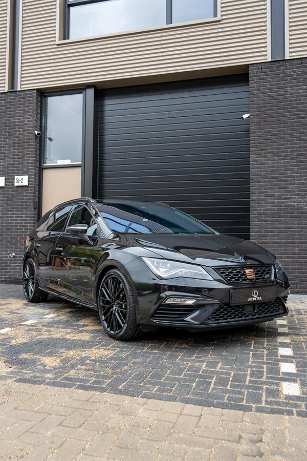 Zwarte SEAT Leon Cupra, schuin van voren