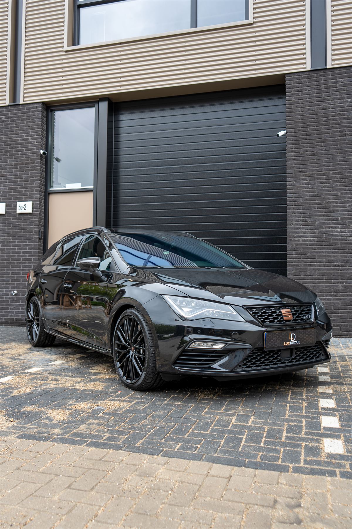 Zwarte SEAT Leon Cupra, schuin van voren